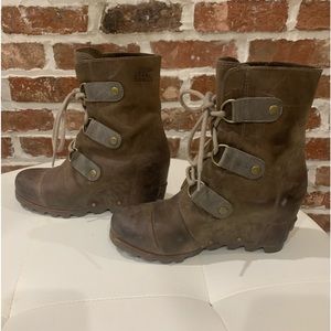 Sorel lace up wedge boot size 7